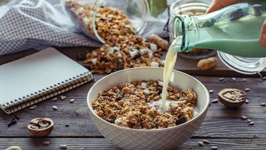 Schüssel Granola am Frühstückstisch